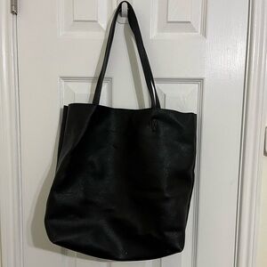 Simple black tote bag no brand listed